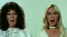 Agnetha Fältskogová a Anna-Frid Lyngstadová ze skupiny ABBA zpívají slavnou píseň Mamma Mia.