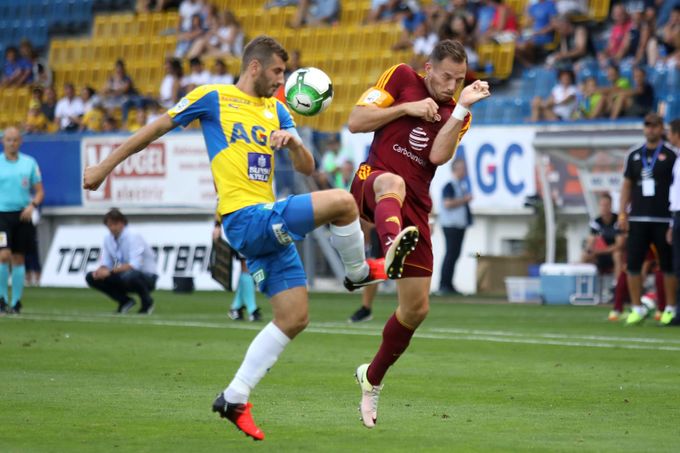 Admir Ljevakovič v dresu Teplic a Jakub Podaný v dresu Dukly Praha