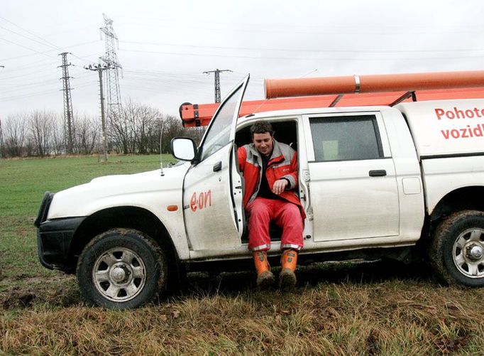 Opravář odpočívá v pohotovostní voze po opravě elekrického vedení u Čimelic.