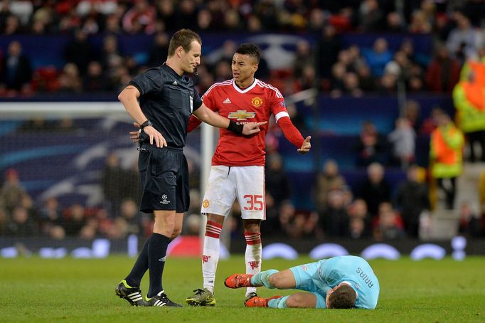 LM, Manchester United - Eindhoven: rozhodčí Pavel Královec a Jesse Lingard (Manchetser)