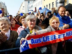 Stoupenci a voliči Norberta Hofera na mítinku ve Vídni.
