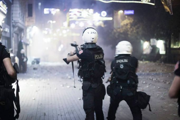 Demonstrace na istanbulském náměstí Taksím očima tureckého fotografa