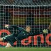 Brankář Manuel Neuer nadosahuje na gól Robina van Persieho v utkání Nizozemska s Německem na Euru 2012
