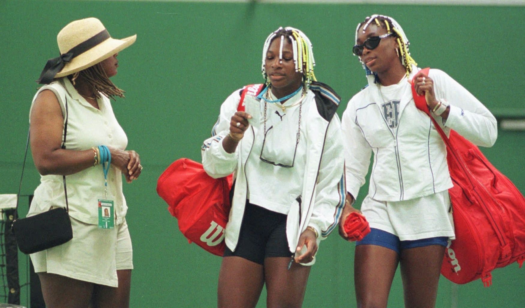 Matka Oracene, Serena Williamsová a Venus Williamsová v roce 2001