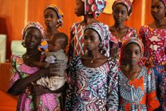 Nigerijská vláda jedná s Boko Haram o příměří, unesené dívky se vrátily domů