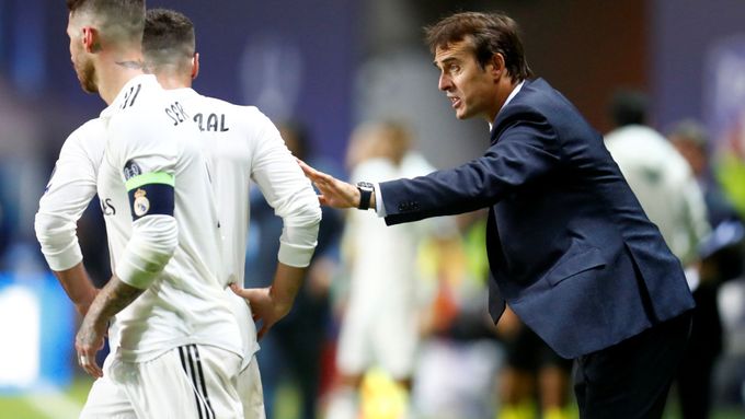 Trenér Realu Madrid Julen Lopetegui udílí pokyny