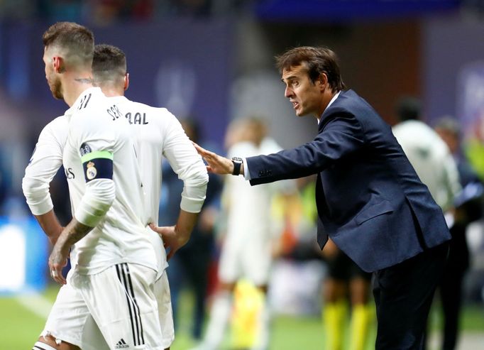 Trenér Realu Madrid Julen Lopetegui udílí pokyny