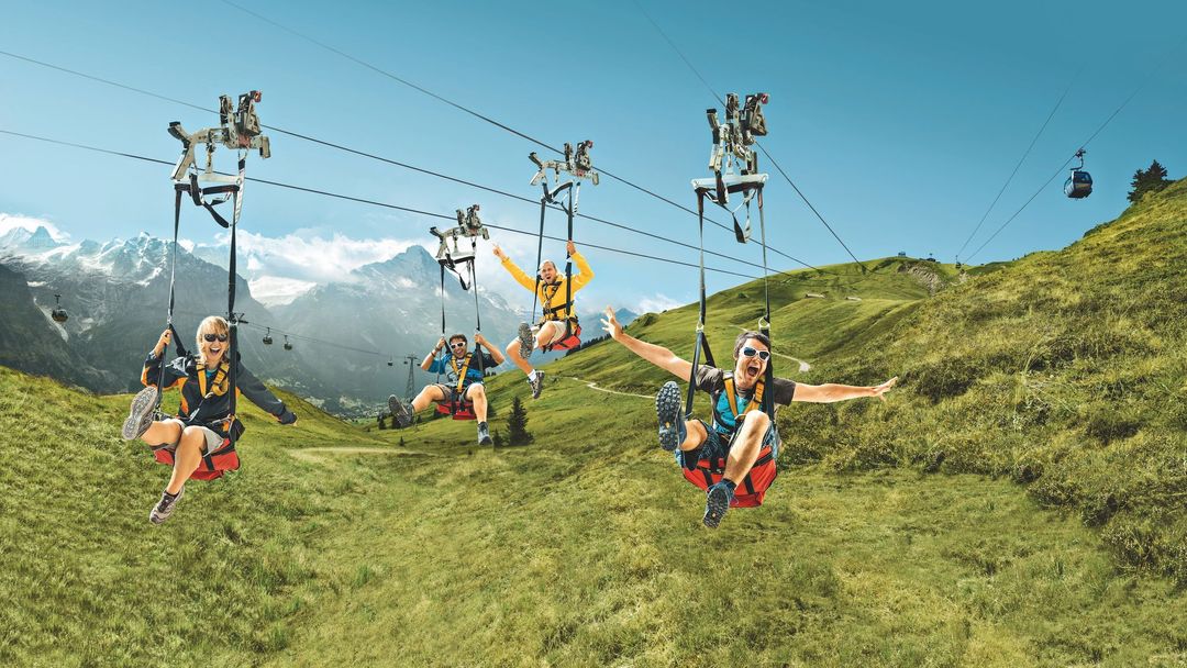 Adrenalinová atrakce First Flieger na laně staré lanovky z vrcholu First nad Grindelwaldem.