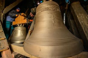 Foto: Zvon Haštal váží přes tunu. Takto ho zvedali do zvonice pražského kostela