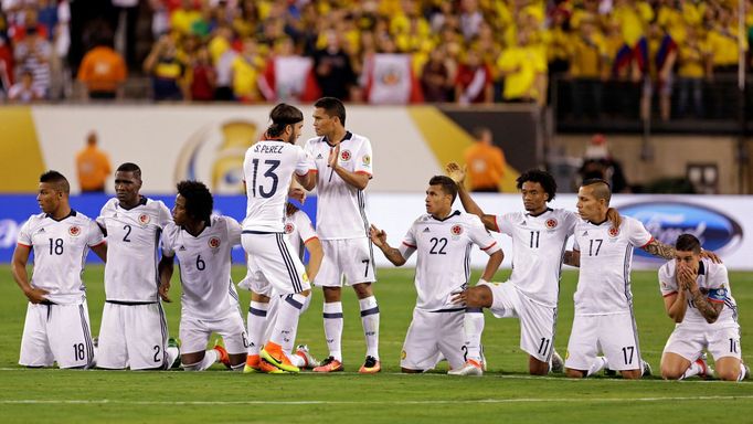 Kolumbijci během penaltového rozstřelu proti Peru ve čtvrtfinále Copy América 2016