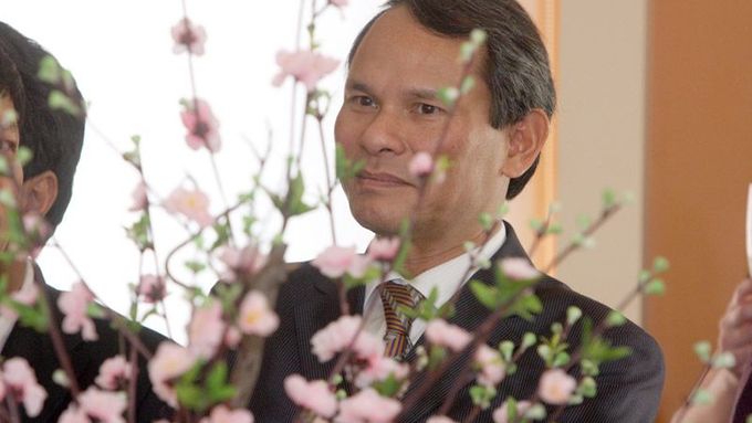 Velvyslanec Vietnamské socialistické republiky v ČR, Bui Khac Buta mezi růžovými kvítky broskvoní z plastu