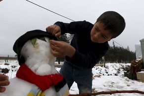 Foto: Dětem z Rakky se sníh líbí. Uprchlíci staví sněhuláky v Libanonu, bez bund a v pantoflích