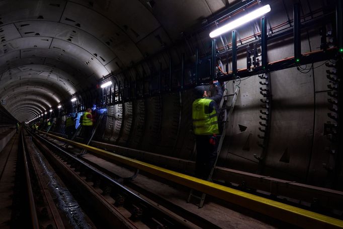 Zobrazovací systém tvoří 386 LED panelů rovnoměrně sestavených v řadě dlouhé 200 metrů