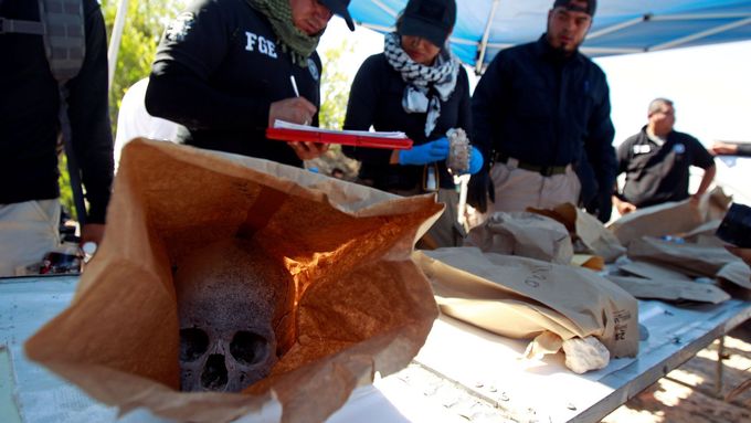 Forenzní specialisté ohledávají obsah masového hrobu nalezeného v Guadelupe v Mexiku.