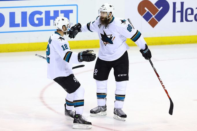 Brent Burns se raduje z gólu do sítě St. Louis.