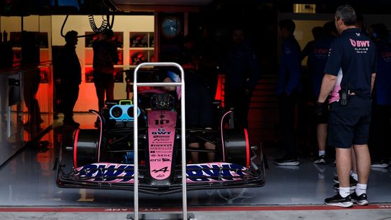 Tma v boxech Alpine během testů F1 v Sáchiru 2025