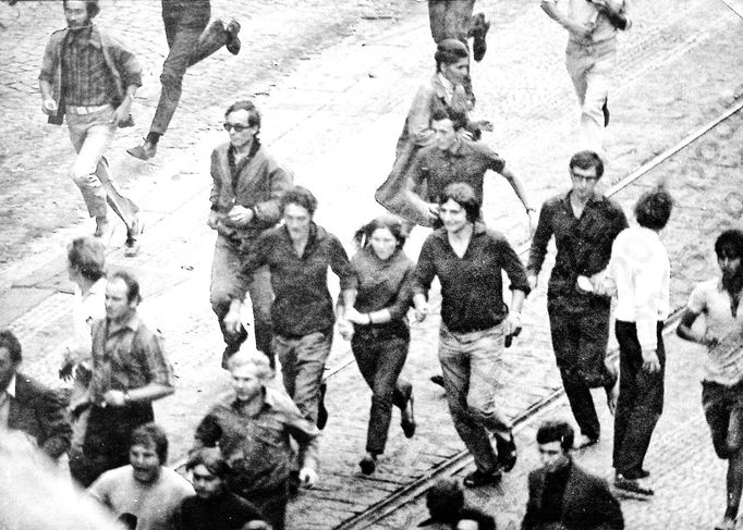 Fotoreprodukce dobového policejního vyšetřovacího spisu k srpnovým událostem v roce 1969.