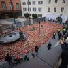 Střelba na Filozofické fakultě UK - pieta - obejmutí školy, zpěv, zármutek, studenti
