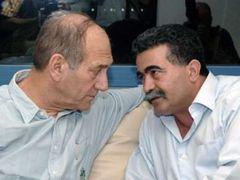 Amir Perec (vpravo) doplatil na spolupráci s Ehudem Olmertem