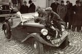 Roku 1925 došlo k fúzi automobilky Laurin & Klement s plzeňskou Škodou. V lednu 1936 si Zdeněk Pohl a Jaroslav Hausmann ve Škodě Popular Sport dojeli na bezmála 4000 kilometrů dlouhé Rallye Monte Carlo pro druhé místo ve své kategorii.