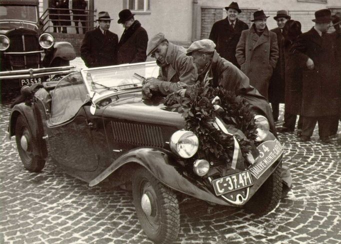 V lednu 1936 si Zdeněk Pohl a Jaroslav Hausmann ve Škodě Popular Sport dojela na bezmála 4000 kilometrů dlouhé Rallye Monte Carlo pro druhé místo ve své kategorii.