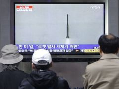 Jihokorejci sledují na pouliční obrazovce záznam testu severokorejské rakety.