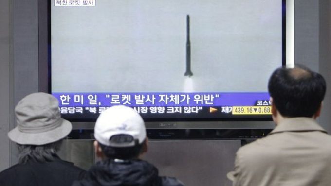 Jihokorejci sledují zprávy o odpálení rakety KLDR na velkoplošné obrazovce v Soulu.