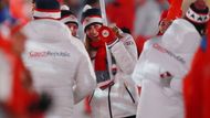 Českou vlajku nesla dvojnásobná olympijská šampionka Ester Ledecká.