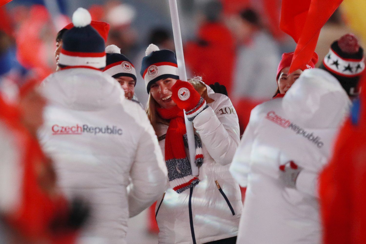 Ester Ledecká s českou vlajkou na slavností zakončení ZOH 2018