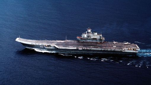Ruská bitevní loď Admirál Kuzněcov.
