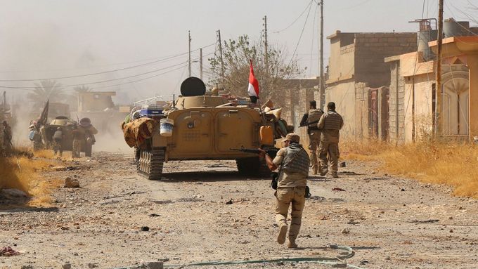 Irácké jednotky při postupu do centra města.