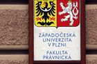Plzeňská práva zrušila titul dalším "rychlostudentům"