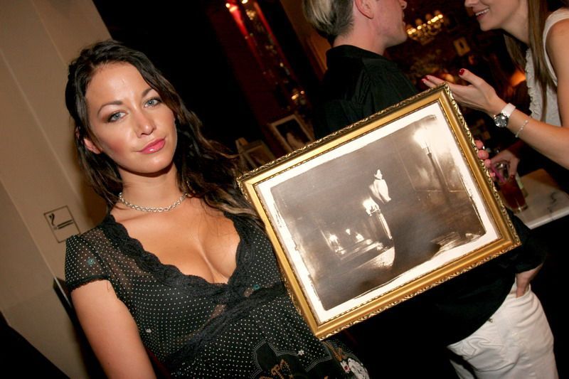 Agáta Hanychová s obrazem od Tomáše Ďurňáka