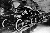 Dodgeové po deset let (1903-1913) patřili ke klíčovým dodavatelům Fordu. Na snímku rozpracovaná série modelu T.