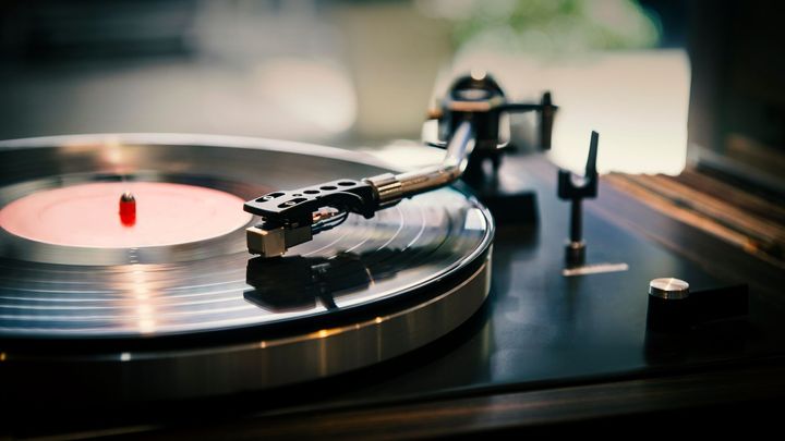 Vinyly pokračují ve velkém návratu na scénu. Jejich prodeje opět překonaly tržby z CD; Zdroj foto: Shutterstock