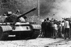 Článek oslavující okupaci ČSSR v srpnu 1968 může ohrozit ruského ministra obrany, tvrdí komentátor