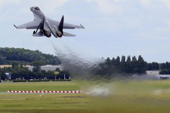 A Sukhoi Su-35 fighter takes off during a flying display, two days before the Paris Air Show, at the Le Bourget airport near Paris, June 15, 2013. The Paris Air Show runs from June 17 to 23. REUTERS/Pascal Rossignol (FRANCE - Tags: BUSINESS AIR TRANSPORT DEFENCE)