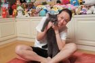 Peking ukázal zmizelou tenistku, jak si hraje s kočkou a plyšáky. Svět dál nevěří