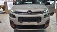 Nové Berlingo sází na designové prvky, které známe z modelů C3 nebo C3 Aircross. To znamená dvojitá přední světla, kde na masku chladiče navazují diodové denní svícení a blinkry, a ochranné prvky Airbump.