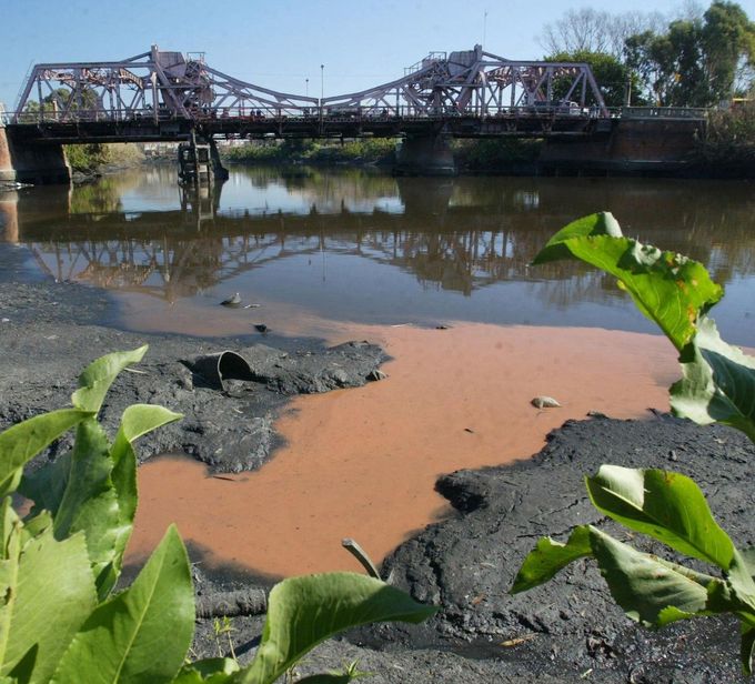 Pohled na řeku Riachuelo z 24. září 2003. Průmyslové a kanalizační odpady spolu s odpadem z neformálních osad zvyšují znečištění tohoto 64 km dlouhého toku.