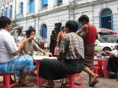 Rangúnské čajovny slouží nejen jako občerstvovací stanice, ale také jako místa, kde se vyměňují informace. Fungují v tomto ohledu mnohem spolehlivěji než státem ovládaná média.