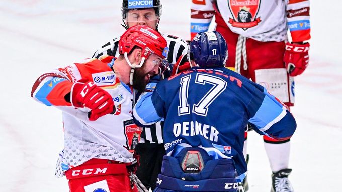 Zápas Hradce s Libercem vyostřila vedle štípání hokejek také bitka Bohumila Janka a Lukáše Dernera.