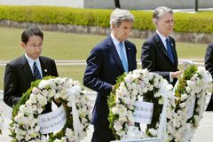 Kerry jako první ministr zahraničí USA navštívil památník v Hirošimě. Za útok se neomluví