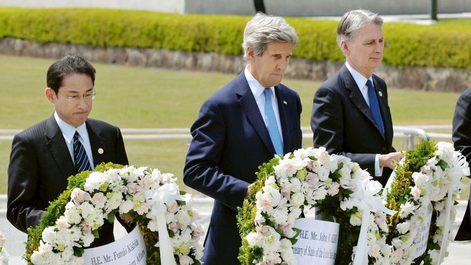 John Kerry (uprostřed) zavítal do památníku obětí jaderného útoku v Hirošimě.
