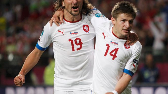 Budou se takto radovat čeští fotbalisté (zlevo Jiráček a Pilař) i proti Polsku?