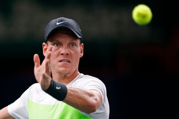 Český tenista Tomáš Berdych ve čtvrtfinále paříšského Masters 2012 v utkání proti Francouzi Gillesu Simonovi.