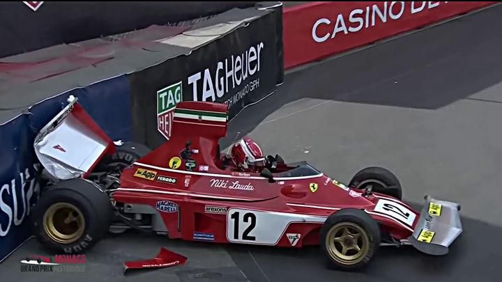 Místo klidné exhibice nehoda. Leclerc v ulicích Monte Carla naboural Laudovo Ferrari; Zdroj foto: Monaco Historic Grand Prix via YouTube