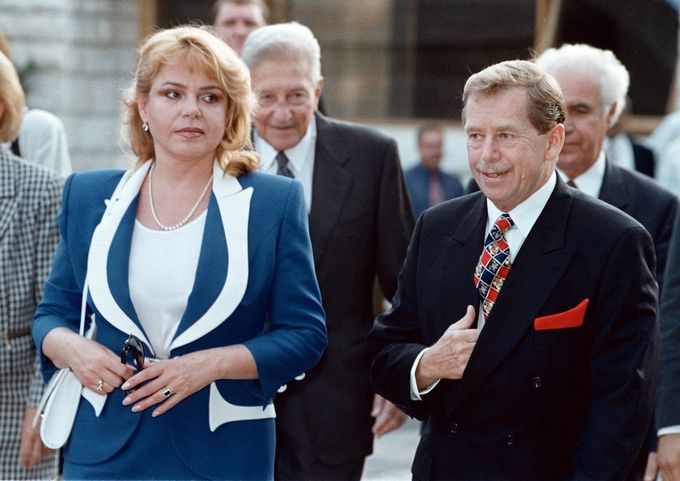 Dagmar Havlová s manželem prezidentem Václavem Havlem před přijetím u izraelského prezidenta Ezera Weizmana během oficiální návštěvy v Jeruzalémě, 22. září 1997.