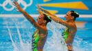 Italské synchronizované plavkyně Giulia Lapiová a Mariangela Perrupatová v kvalifikaci na OH 2012 v Londýně.