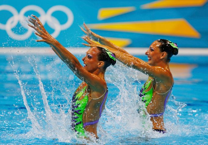 Italské synchronizované plavkyně Giulia Lapiová a Mariangela Perrupatová v kvalifikaci na OH 2012 v Londýně.